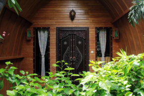 Отель Banana Leaf Bungalow  Матарам